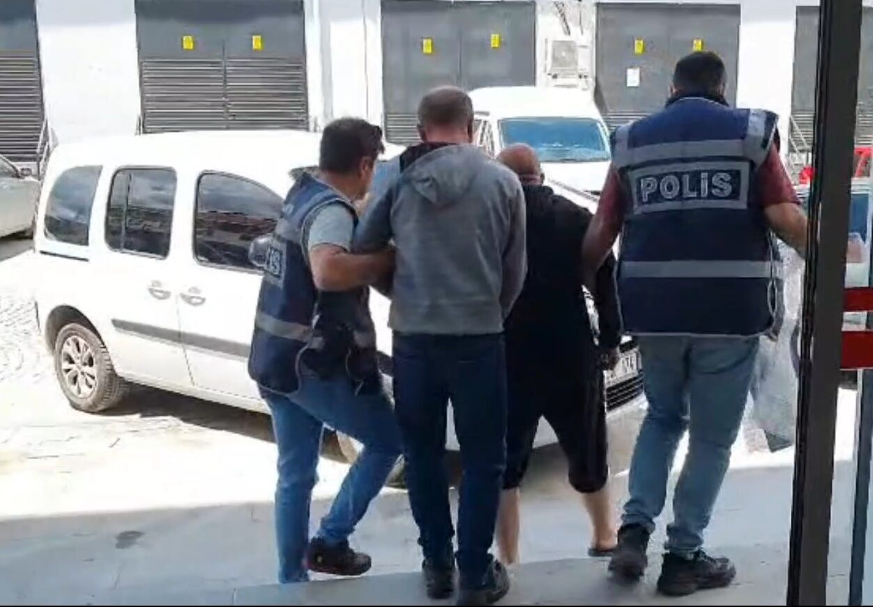 Kütahya'da büyükbaş hayvan hırsızlığı yaptıkları iddia edilen 2 şüpheli tutuklandı.