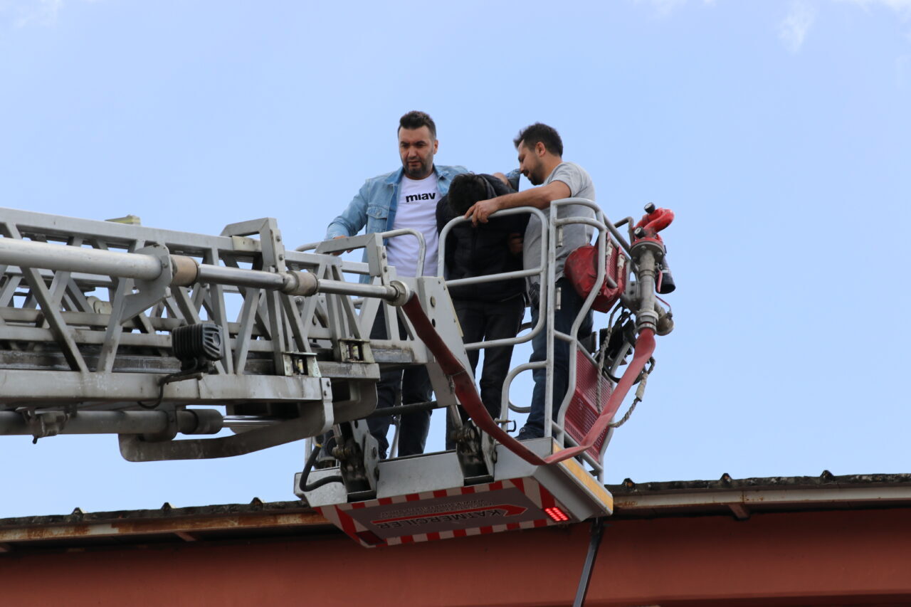 Kütahya’da hırsızlık yaptığı iddia edilen şüpheli, kovalamaca sonucu saklanmak için