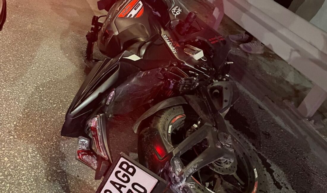 Kütahya’da düşen cep telefonunu almak için duran motokurye, motosikletin çarpması