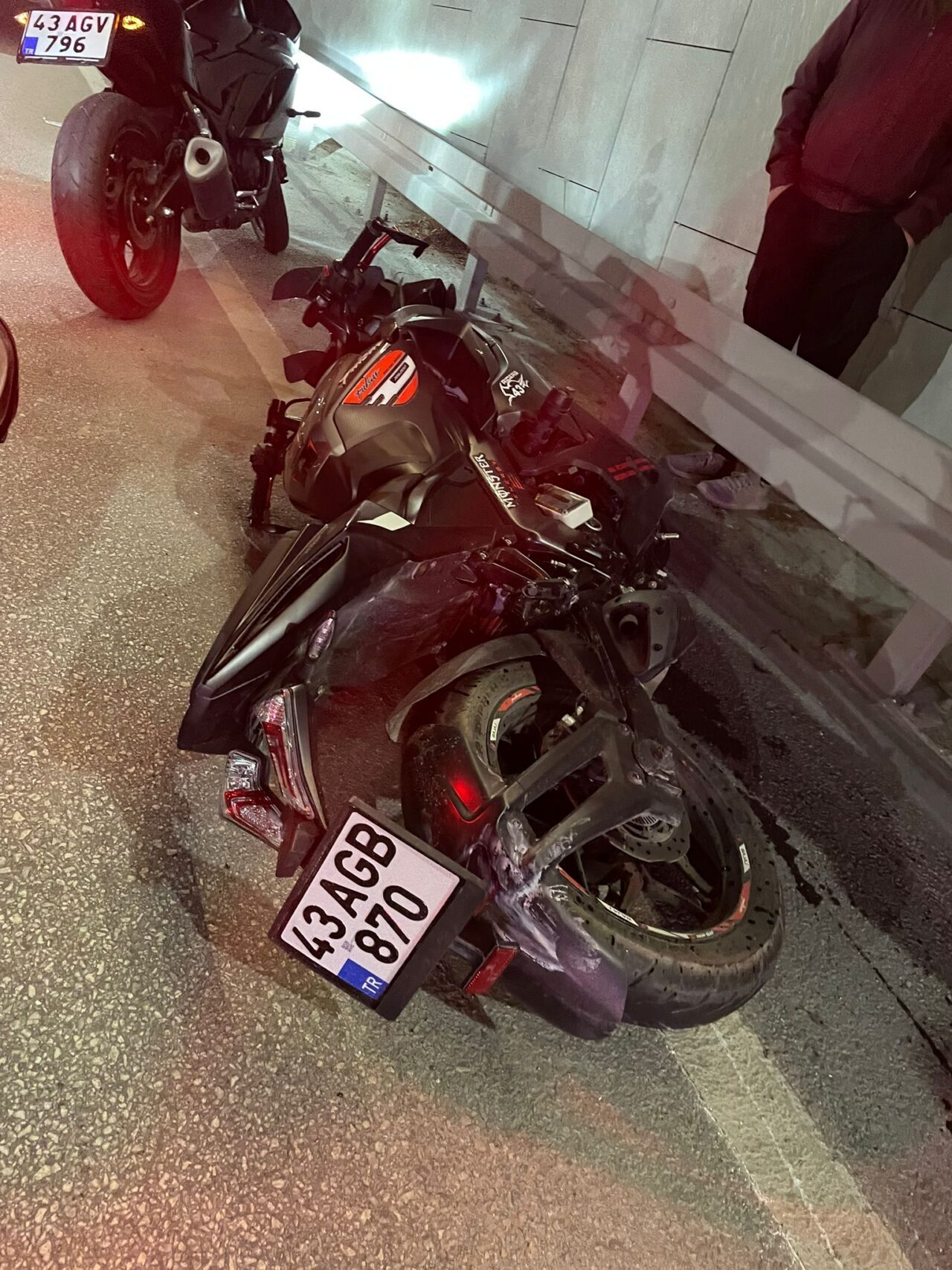 Kütahya’da düşen cep telefonunu almak için duran motokurye, motosikletin çarpması