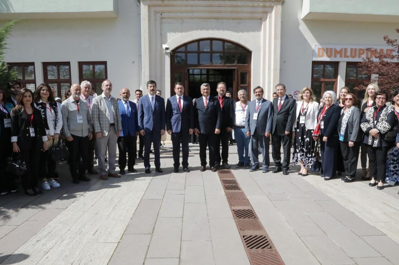 Kütahya Dumlupınar Üniversitesinde (DPÜ) Ege Bölgesi Dilcileri Sürekli Çalıştayı gerçekleştirildi.