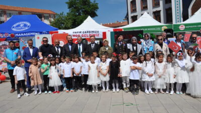 Kütahya’da, İsrail’in saldırıları altındaki Gazze’ye yardım amacıyla “Hayır Çarşısı” kuruldu.