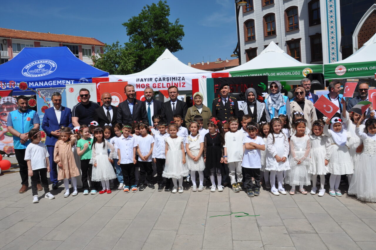 Kütahya’da, İsrail’in saldırıları altındaki Gazze’ye yardım amacıyla “Hayır Çarşısı” kuruldu.