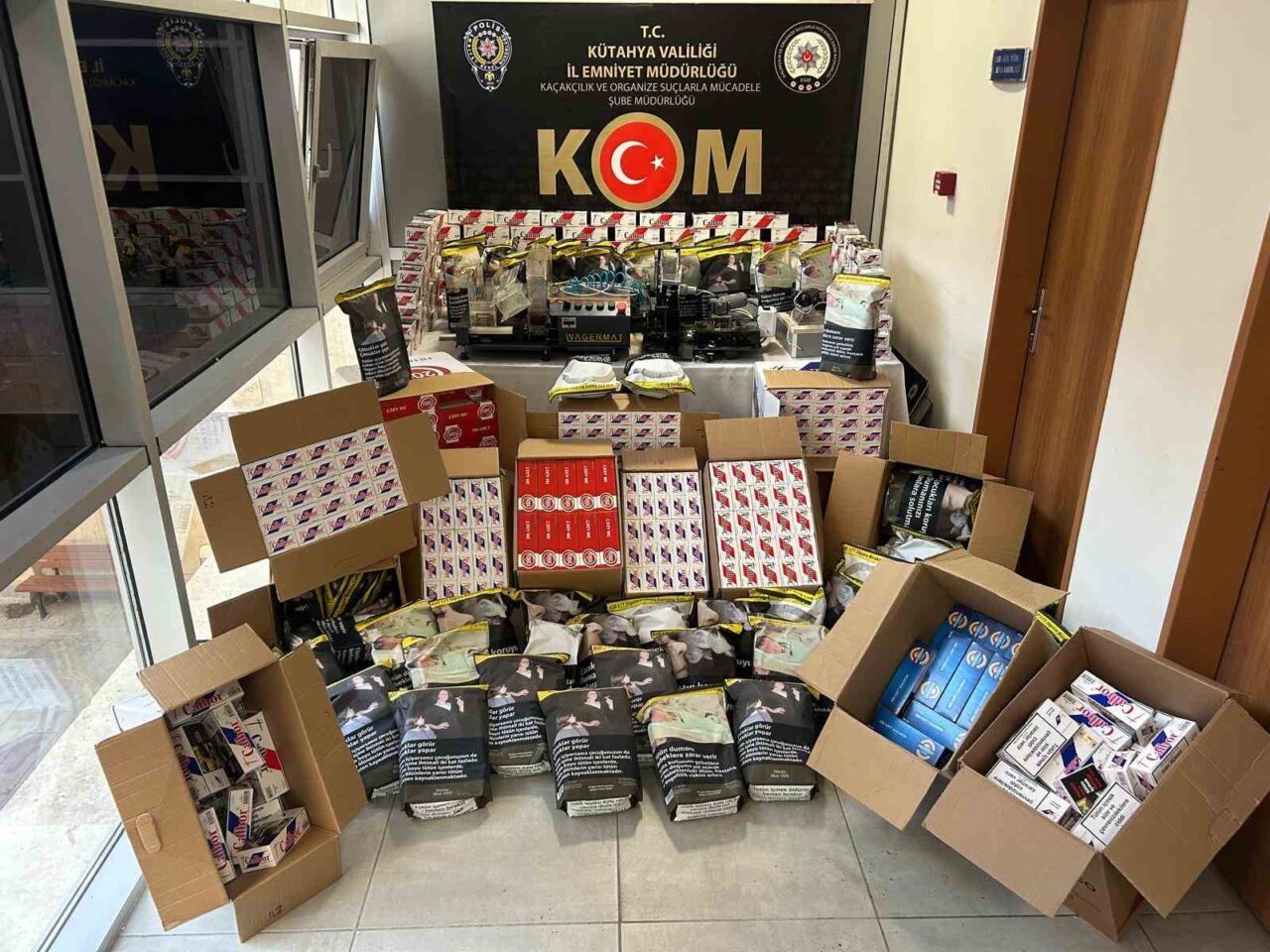 Kütahya’da polis ekiplerinin düzenlediği operasyonda, kaçak tütün ve makaron ele