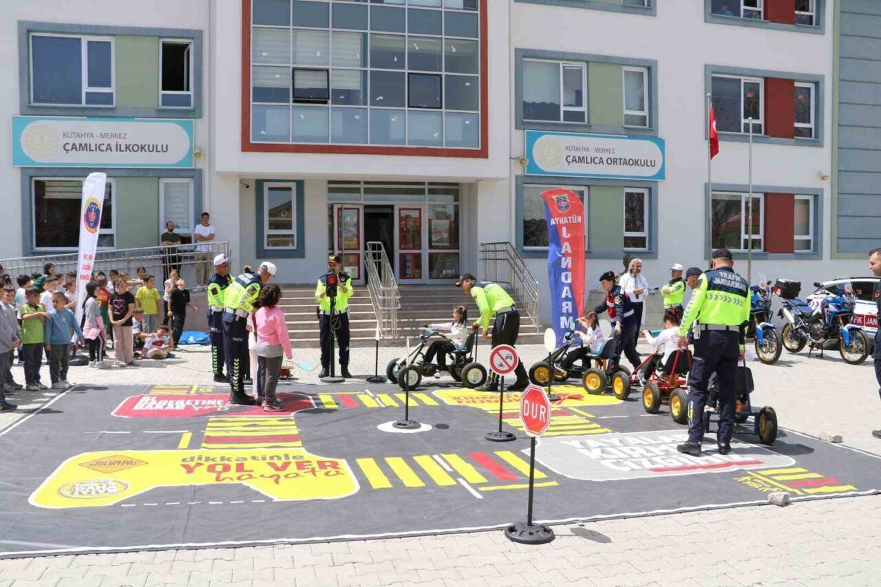 Kütahya’da ’Trafik Haftası’ etkinlikleri çerçevesinde jandarma ekipleri tarafından öğrencilere trafik