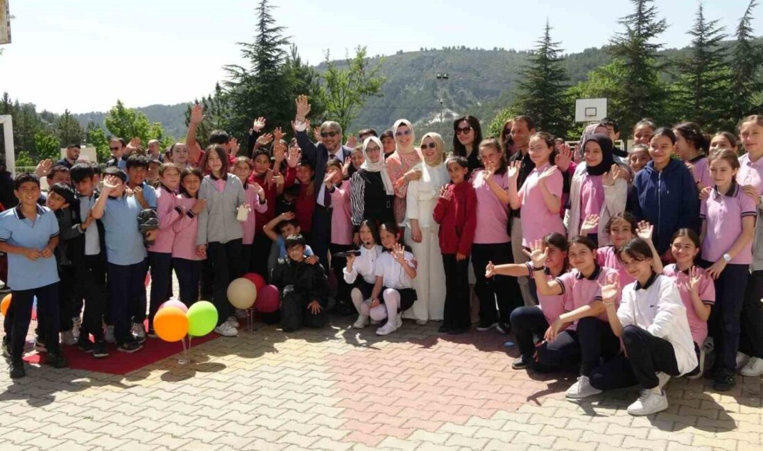 Kütahya Adnan Menderes Ortaokulu, öğrencilerin sanatsal ve kültürel birikimini gözler
