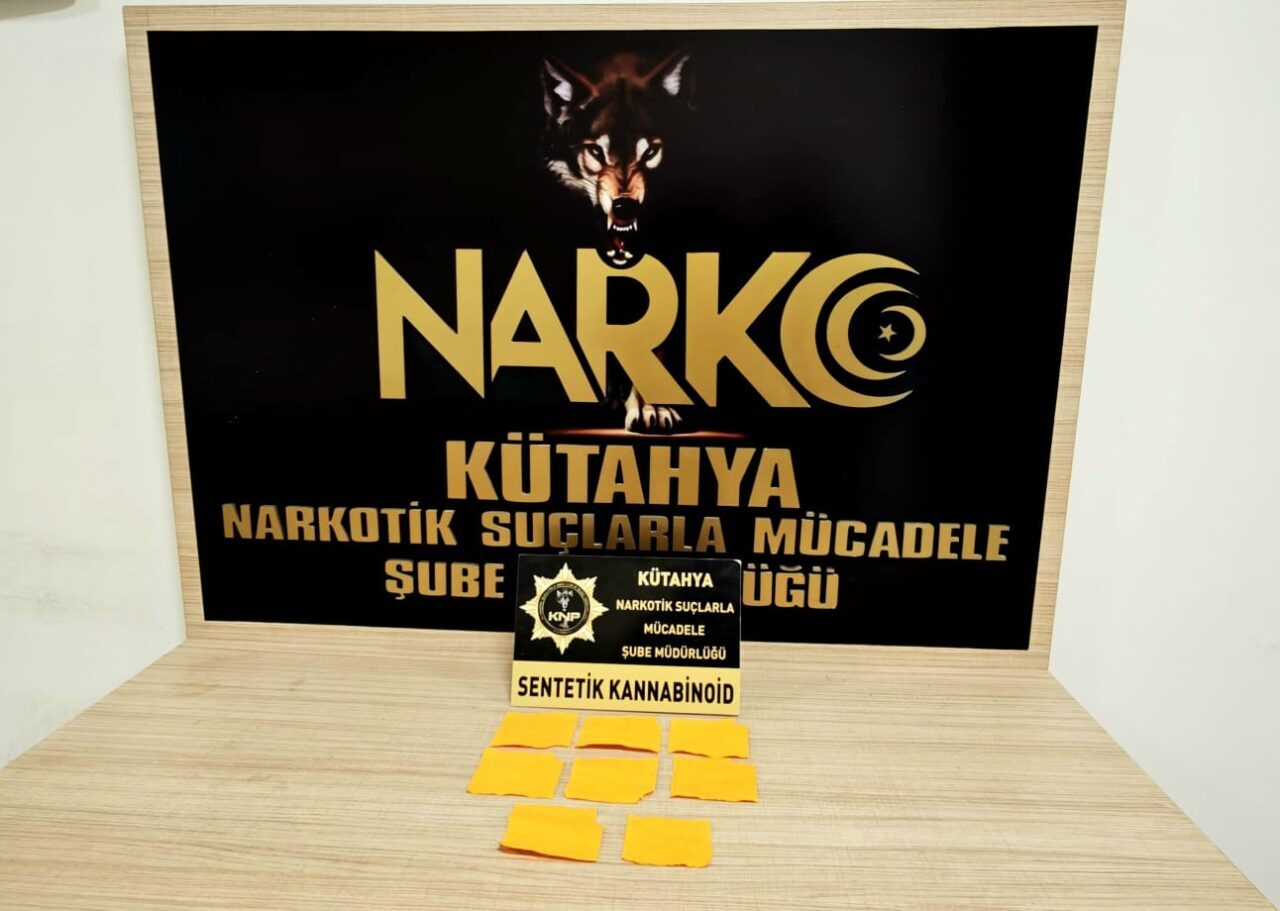  Kütahya'da, uyuşturucu ticareti yaptıkları iddiasıyla gözaltına alınan 6 zanlı tutuklandı.