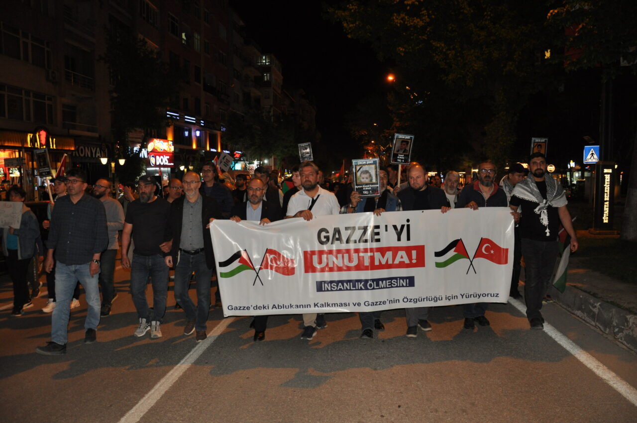Kütahya’da sivil toplum kuruluşları, Gazze’ye saldırılarını sürdüren İsrail’i protesto etmek