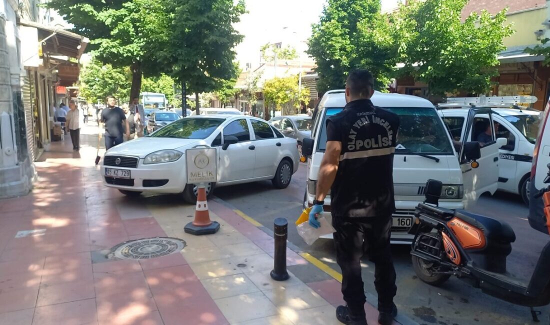 Manisa'nın Şehzadeler ilçesinde, cezaevinde olduğu öğrenilen bir kuyumcunun dükkanını kurşunlayan