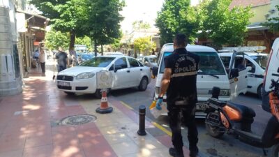 Manisa'nın Şehzadeler ilçesinde, cezaevinde olduğu öğrenilen bir kuyumcunun dükkanını kurşunlayan