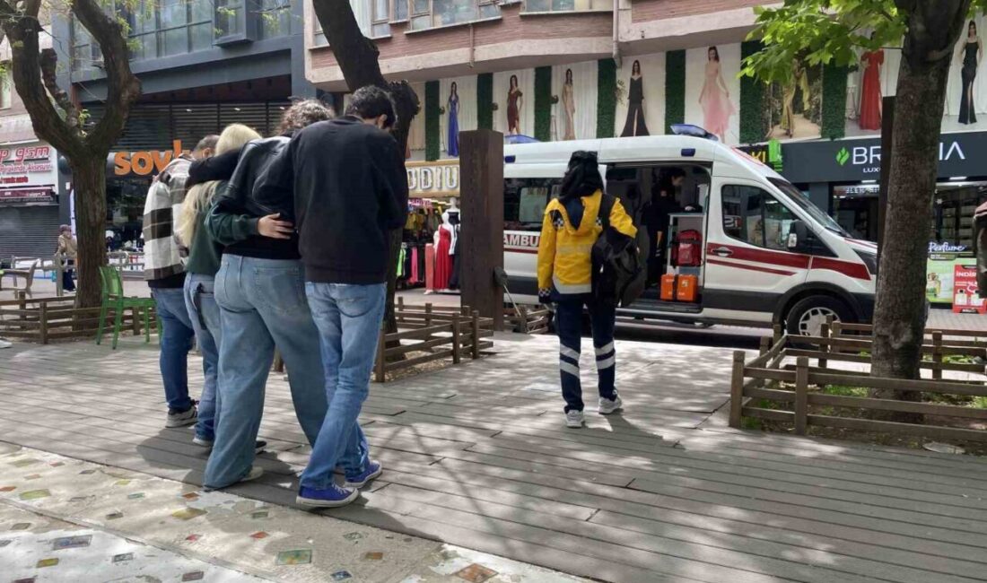 Eskişehir’de bir giyim mağazasının içinde düşerek bacağından yaralanan kadın kaldırıldığı