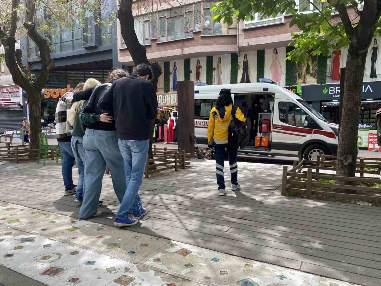 Eskişehir’de bir giyim mağazasının içinde düşerek bacağından yaralanan kadın kaldırıldığı