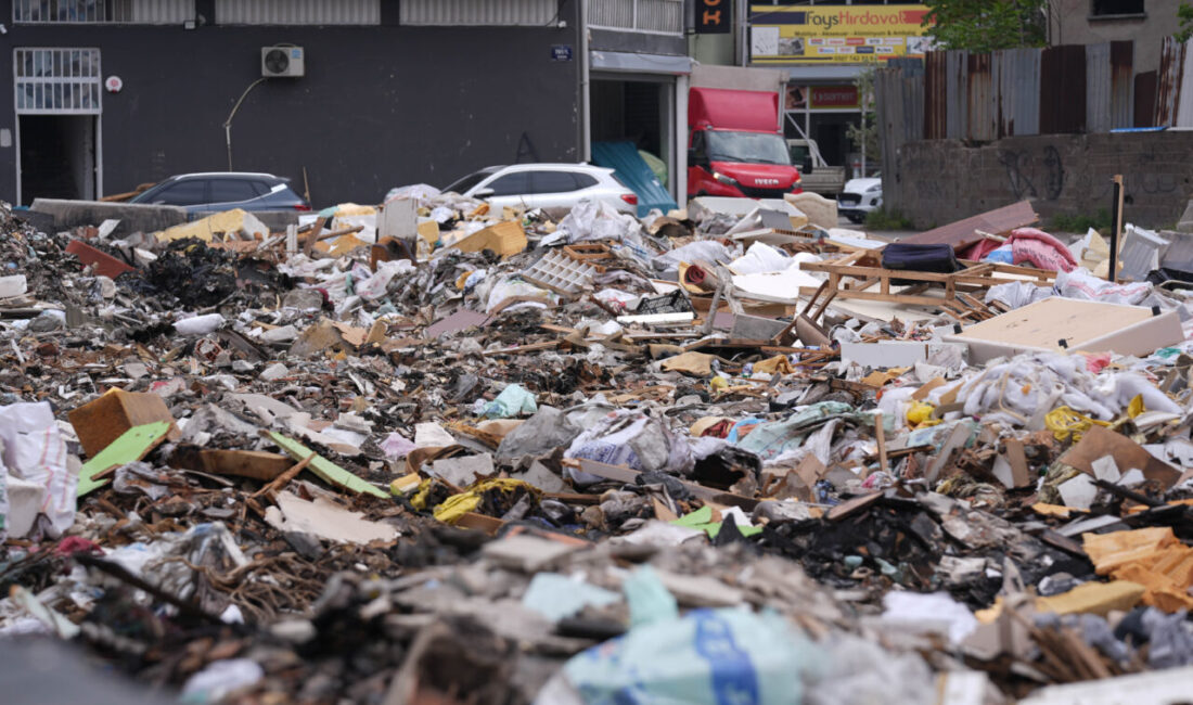 İzmir'in Buca ilçesinde, mobilyacı esnafın yoğunlaştığı mahallede oluşan atık yığını,