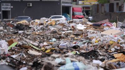 İzmir'in Buca ilçesinde, mobilyacı esnafın yoğunlaştığı mahallede oluşan atık yığını,