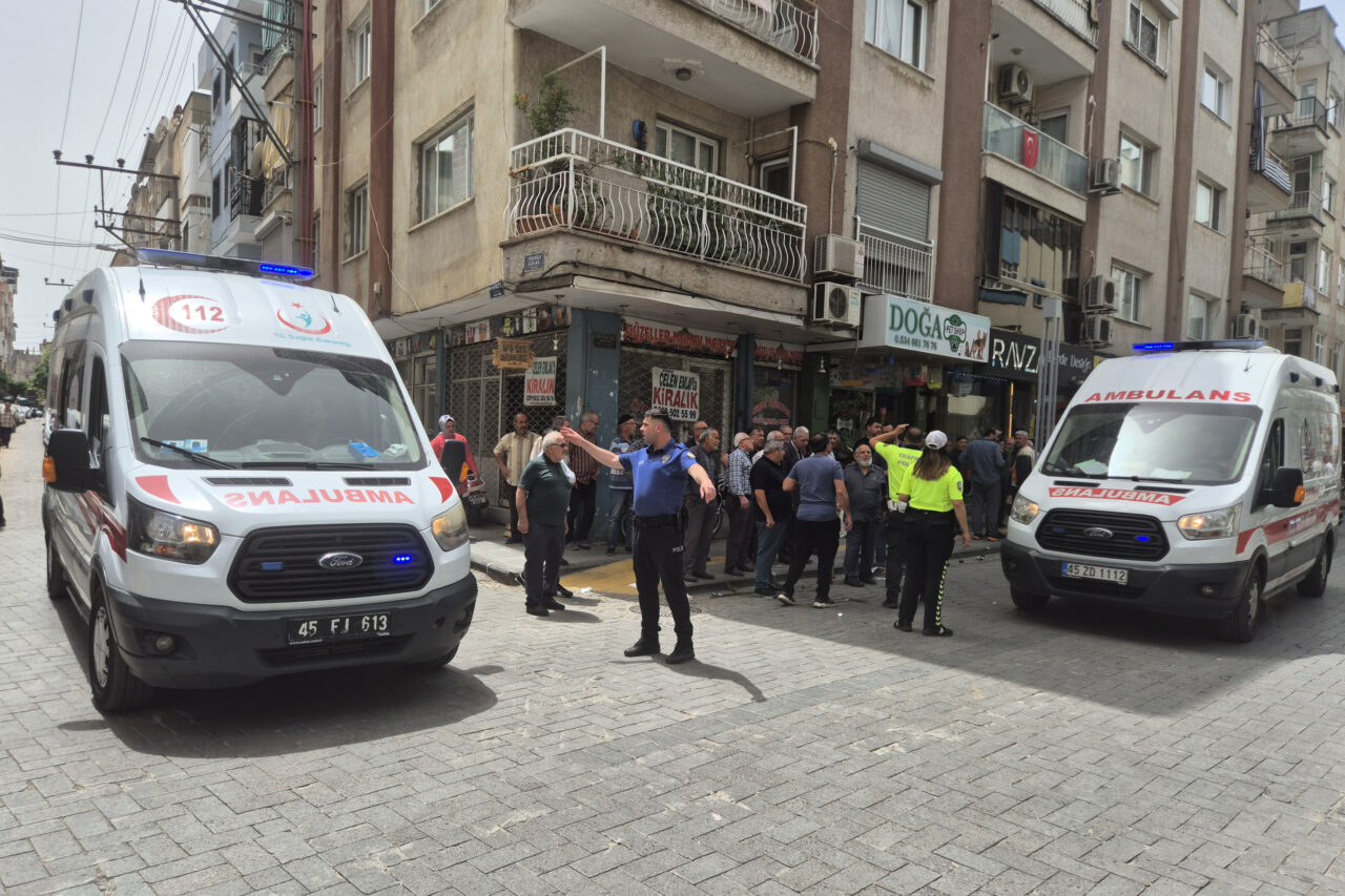 Manisa’nın Turgutlu ilçesinde 3 motosikletin karıştığı kazada 2 sürücü yaralandı.