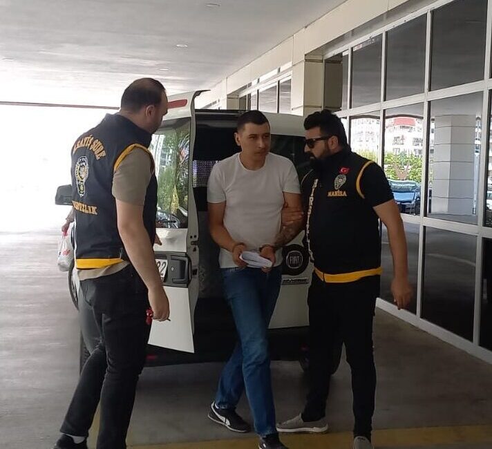 Manisa'nın Şehzadeler ilçesinde, hacamat yaptıkları kişinin anahtarını kopyalayıp evindeki altınları