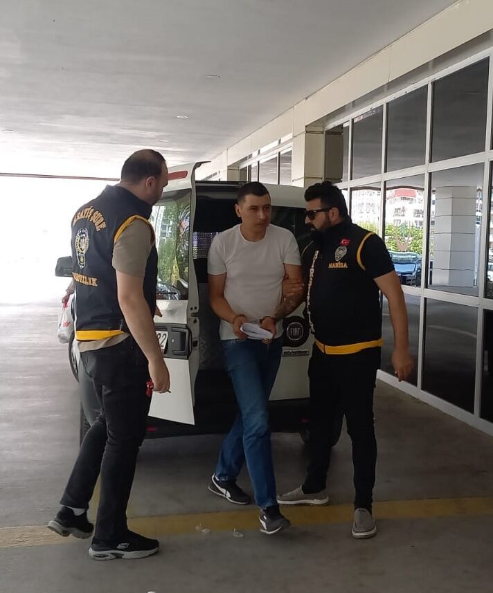 Manisa'nın Şehzadeler ilçesinde, hacamat yaptıkları kişinin anahtarını kopyalayıp evindeki altınları