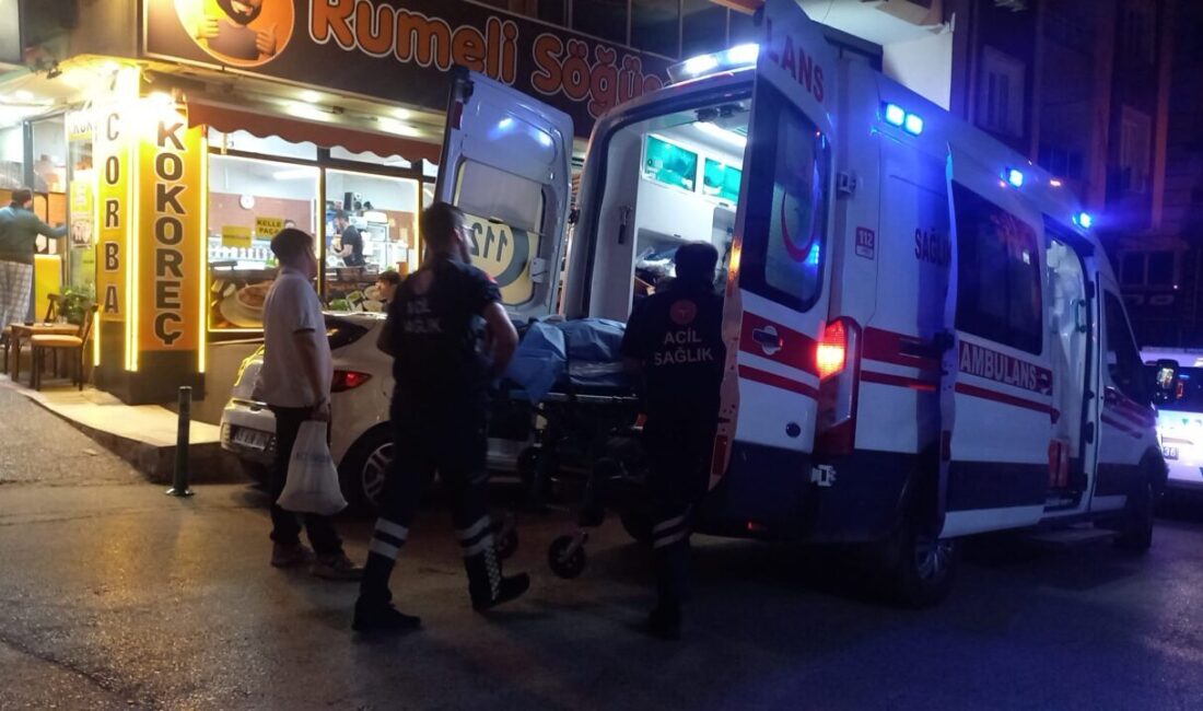 Manisa’nın Şehzadeler ilçesinde arkadaşı tarafından bıçakla yaralanan 1 kişi hastaneye