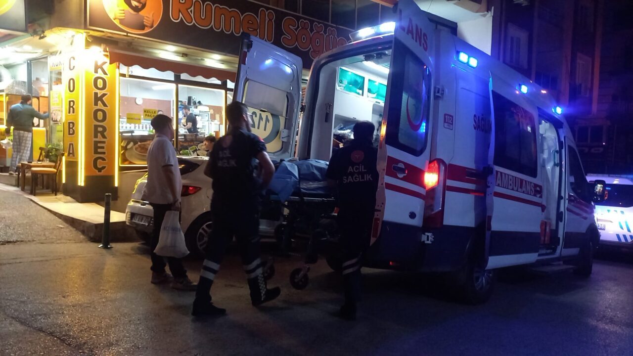 Manisa’nın Şehzadeler ilçesinde arkadaşı tarafından bıçakla yaralanan 1 kişi hastaneye
