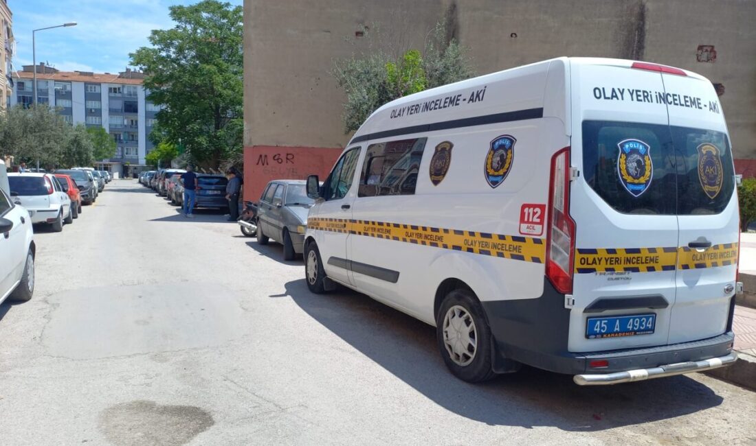 Manisa'nın Şehzadeler ilçesinde çantası gasbedilen 85 yaşındaki kadın, yerde sürüklenme
