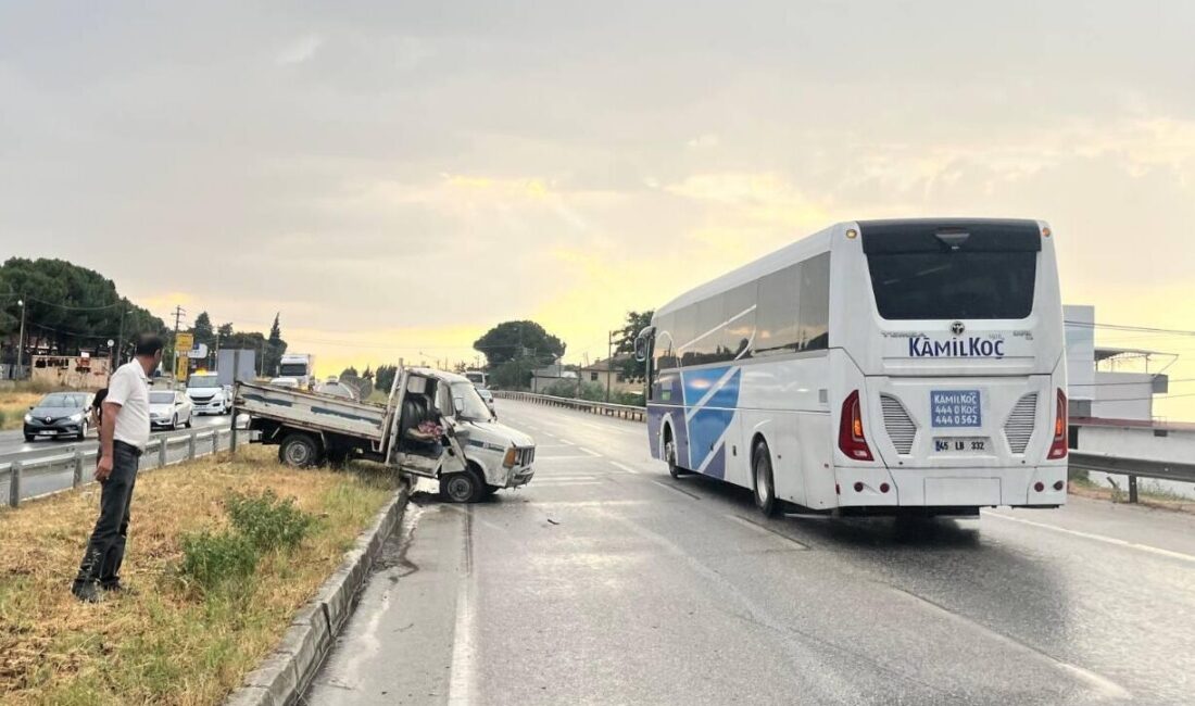 Manisa'nın Salihli ilçesinde kamyonetin refüje çarpması sonucu araçtaki yolcu öldü,