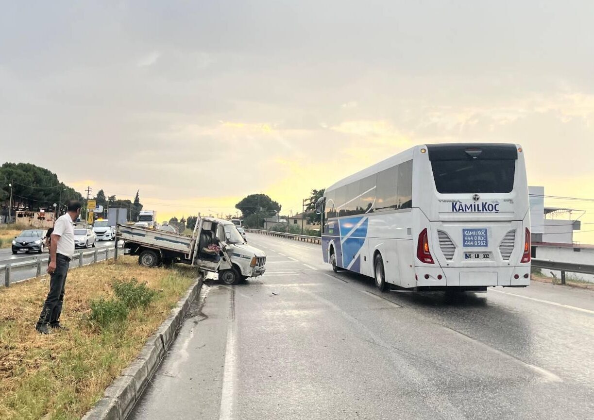 Manisa'nın Salihli ilçesinde kamyonetin refüje çarpması sonucu araçtaki yolcu öldü,