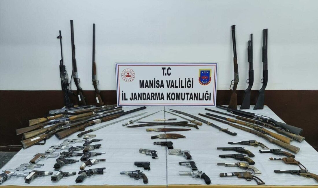 Manisa’nın Kırkağaç ilçesinde düzenlenen kaçakçılık operasyonunda 31 ruhsatsız tabanca ile