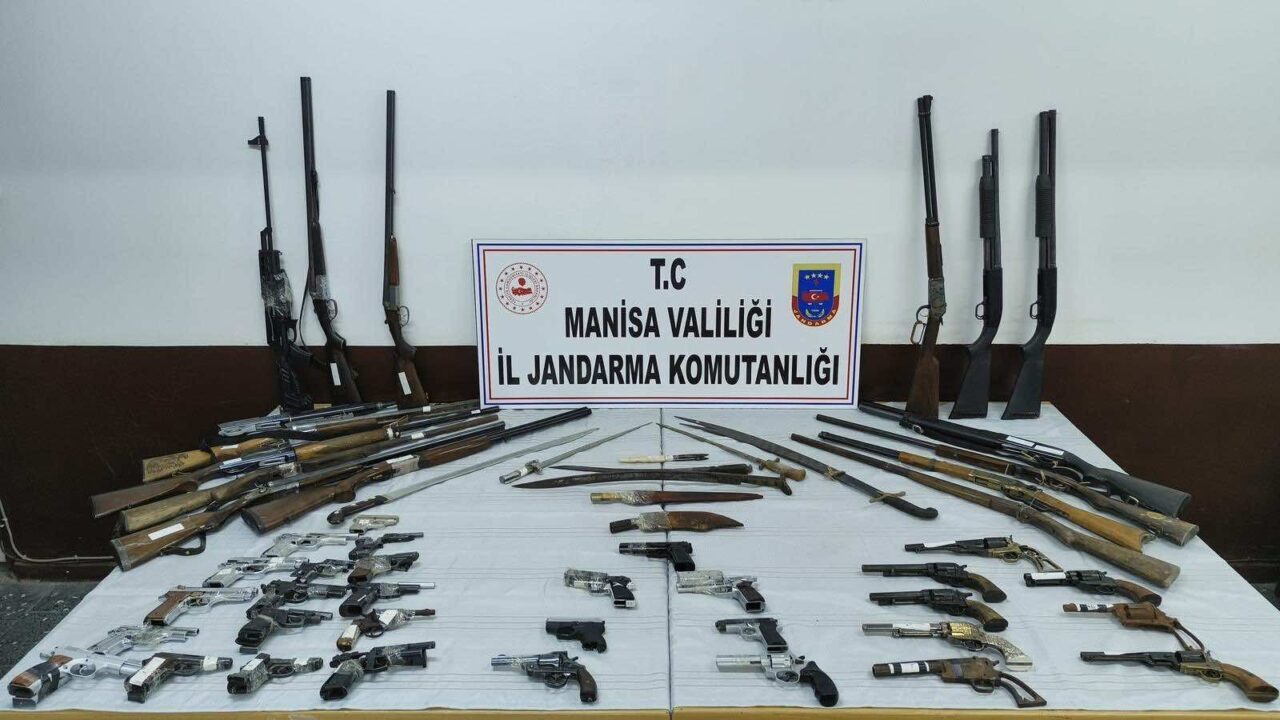 Manisa’nın Kırkağaç ilçesinde düzenlenen kaçakçılık operasyonunda 31 ruhsatsız tabanca ile