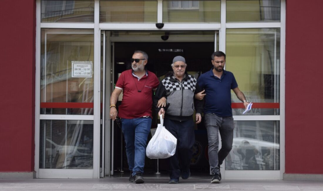 Manisa’nın Turgutlu ilçesinde, apartmanın önünü kirlettiğini öne sürdüğü sahipsiz kediyi