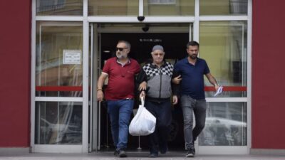 Manisa’nın Turgutlu ilçesinde, apartmanın önünü kirlettiğini öne sürdüğü sahipsiz kediyi