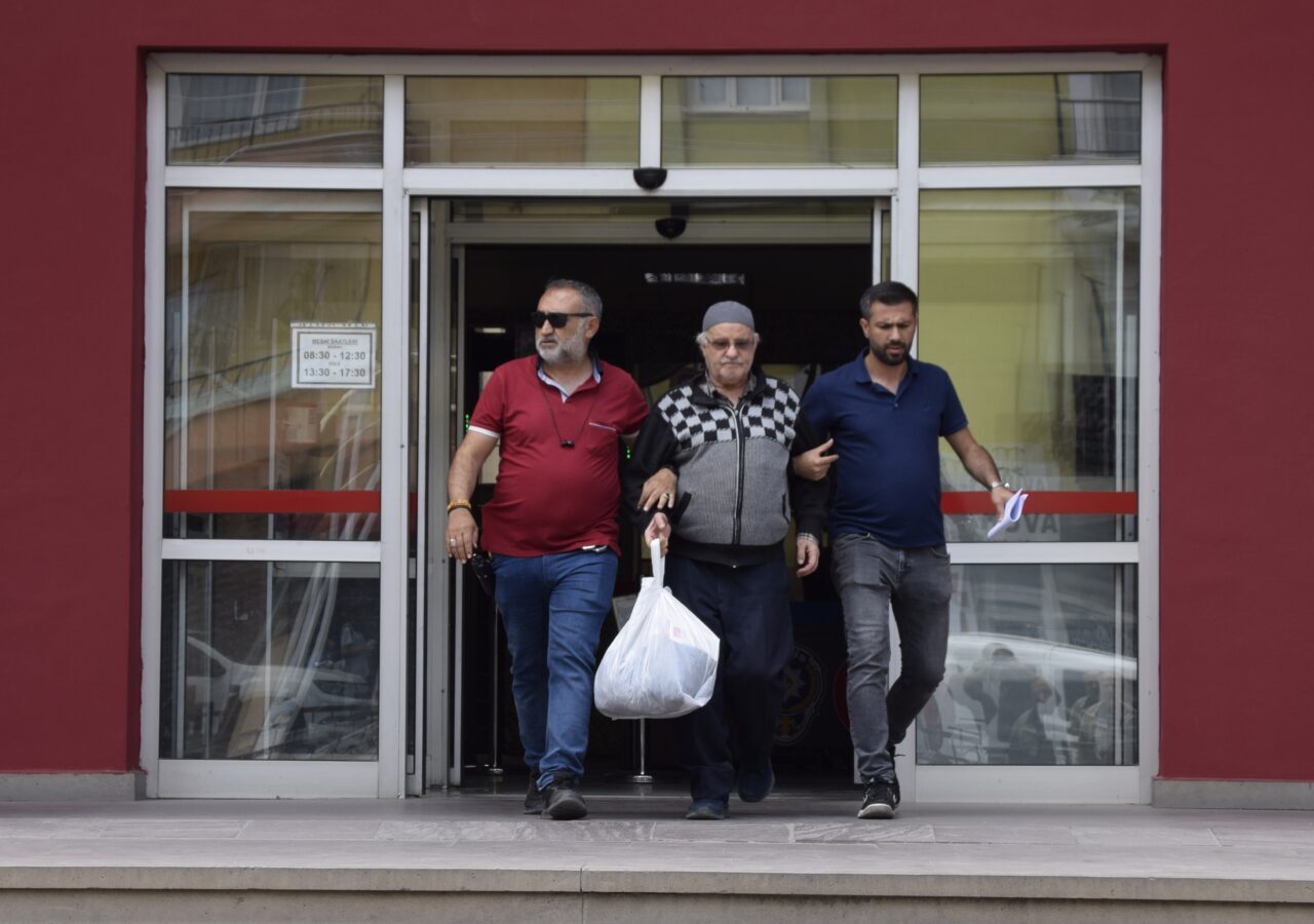 Manisa’nın Turgutlu ilçesinde, apartmanın önünü kirlettiğini öne sürdüğü sahipsiz kediyi