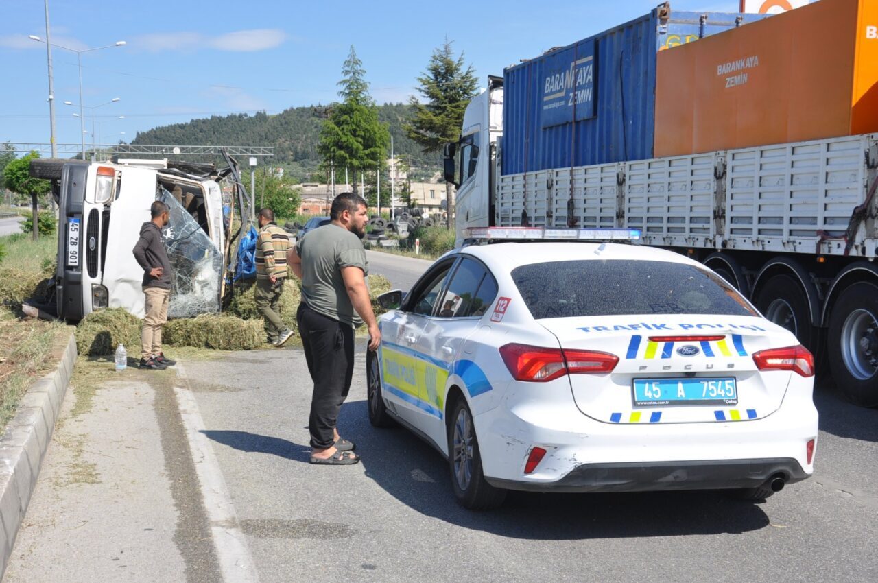 Manisa’nın Salihli ilçesinde refüje çarparak takla atan kamyonetin sürücüsü yaralandı.
