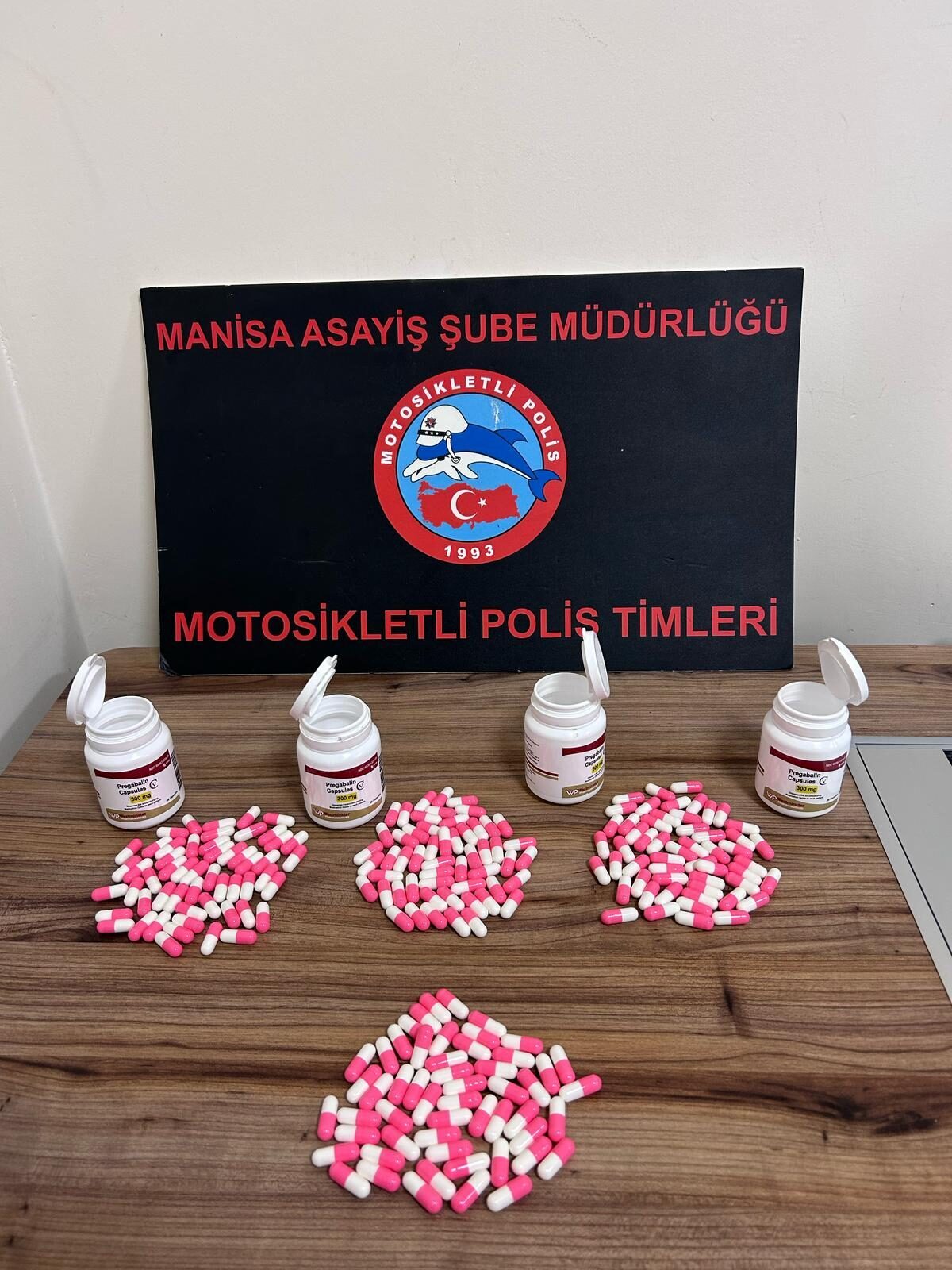 Manisa'nın Yunusemre ilçesinde üzerinde sentetik ecza hap bulunan şüpheli tutuklandı.