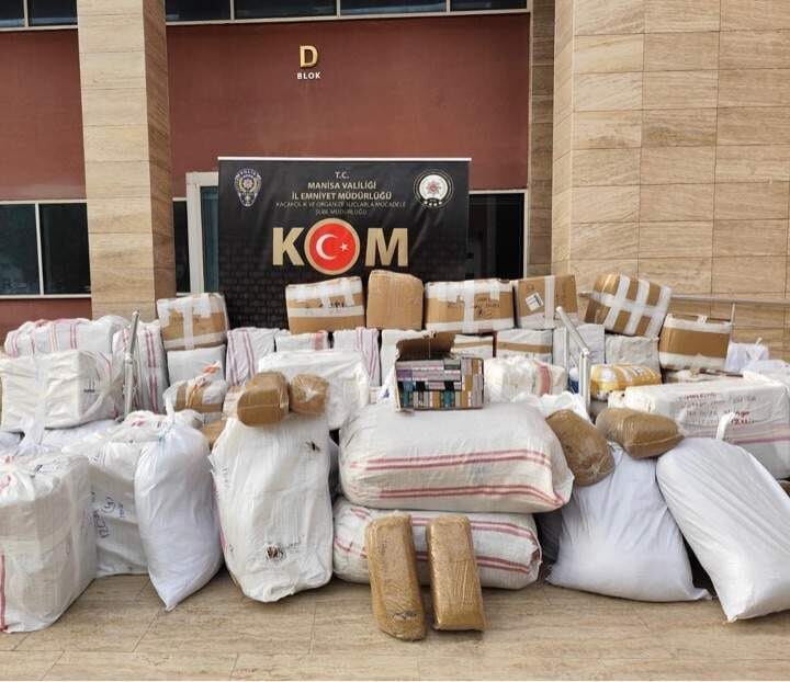 Manisa’nın Şehzadeler ilçesinde kaçak sigara operasyonunda 2 şüpheli gözaltına alındı.