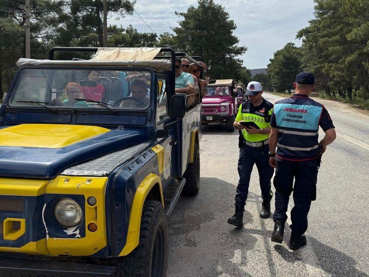 Muğla’nın Marmaris ilçesinde denetlenen 7 cip safari sürücüsüne idari para