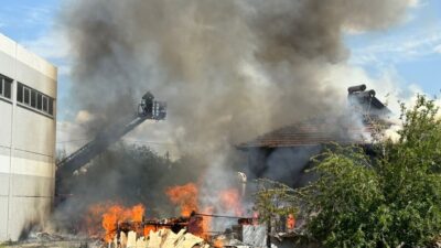Denizli’nin Merkezefendi ilçesinde tek katlı evde çıkan yangın itfaiye ekiplerince