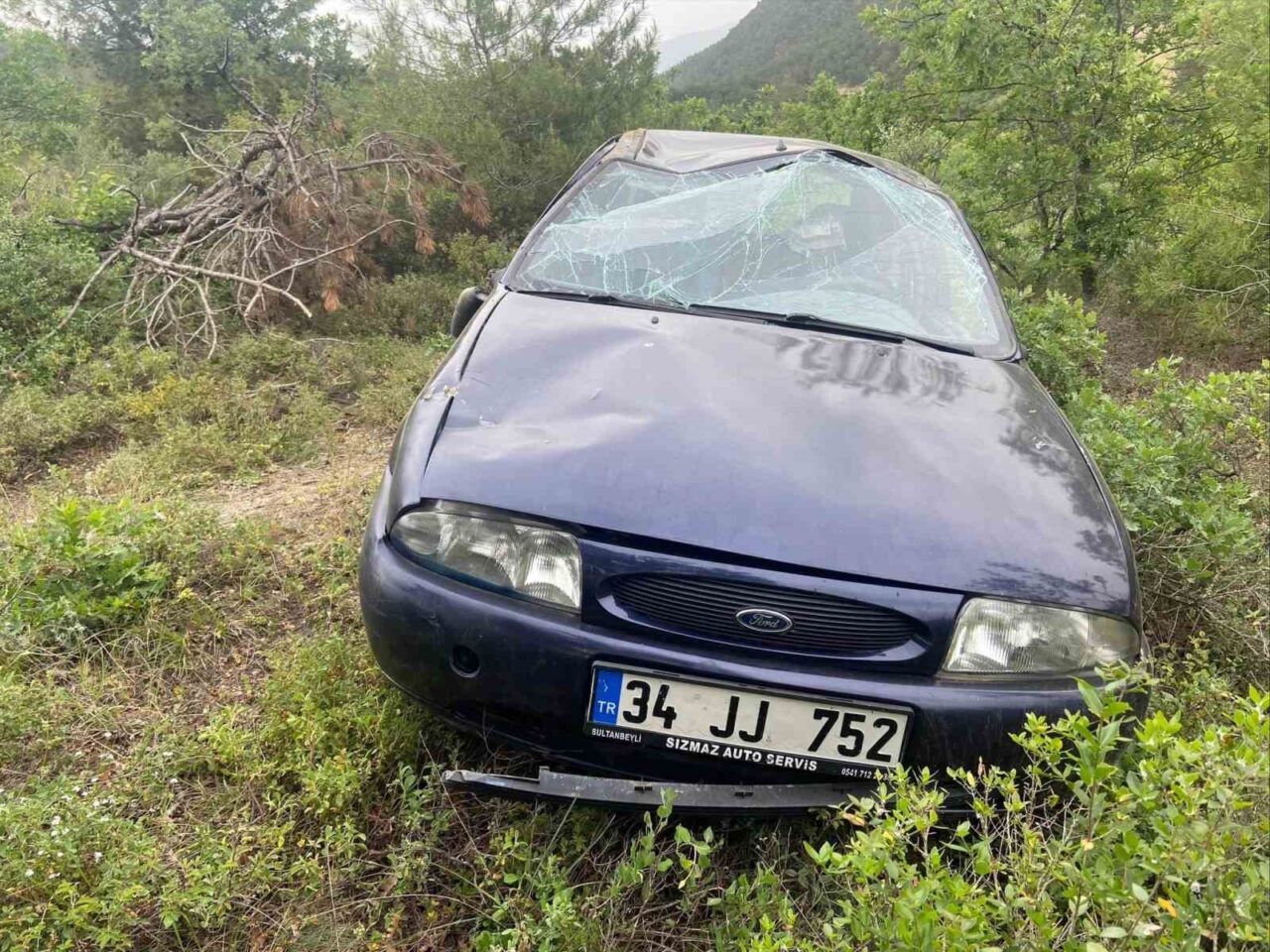 Bilecik’te seyir halinde kontrolden çıkan otomobil şarampole uçarken, 4 kişi