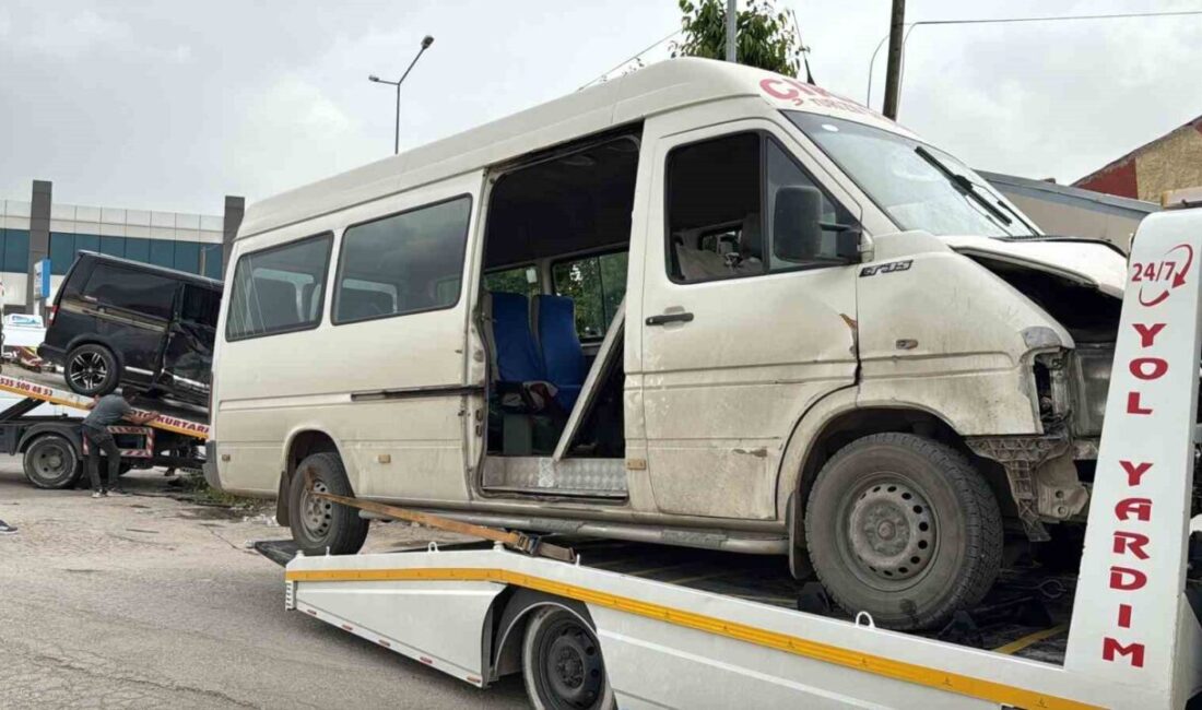 Afyonkarahisar’da minibüs ile kamyonetin çarpışması sonucu yaşanan trafik kazasında 9