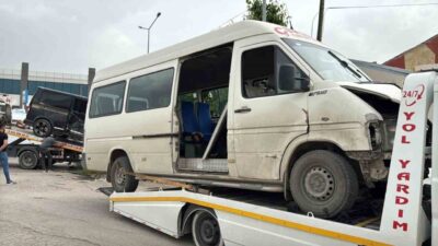 Afyonkarahisar’da minibüs ile kamyonetin çarpışması sonucu yaşanan trafik kazasında 9