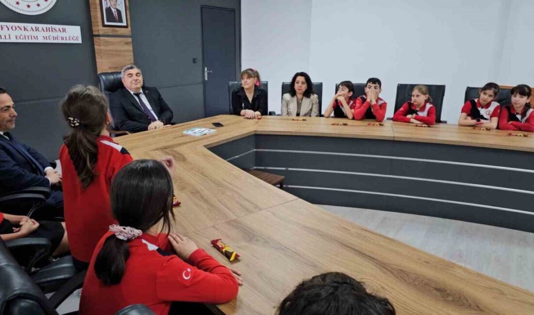 Afyonkarahisar Atatürk İlkokulu’ndan 35 öğrenci yazdıkları, ilk şiir kitapları “İçimizden