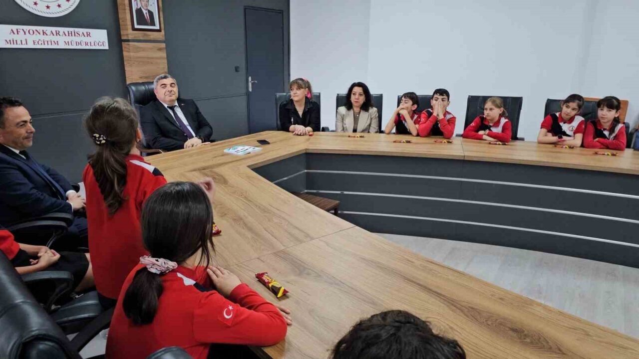Afyonkarahisar Atatürk İlkokulu’ndan 35 öğrenci yazdıkları, ilk şiir kitapları “İçimizden