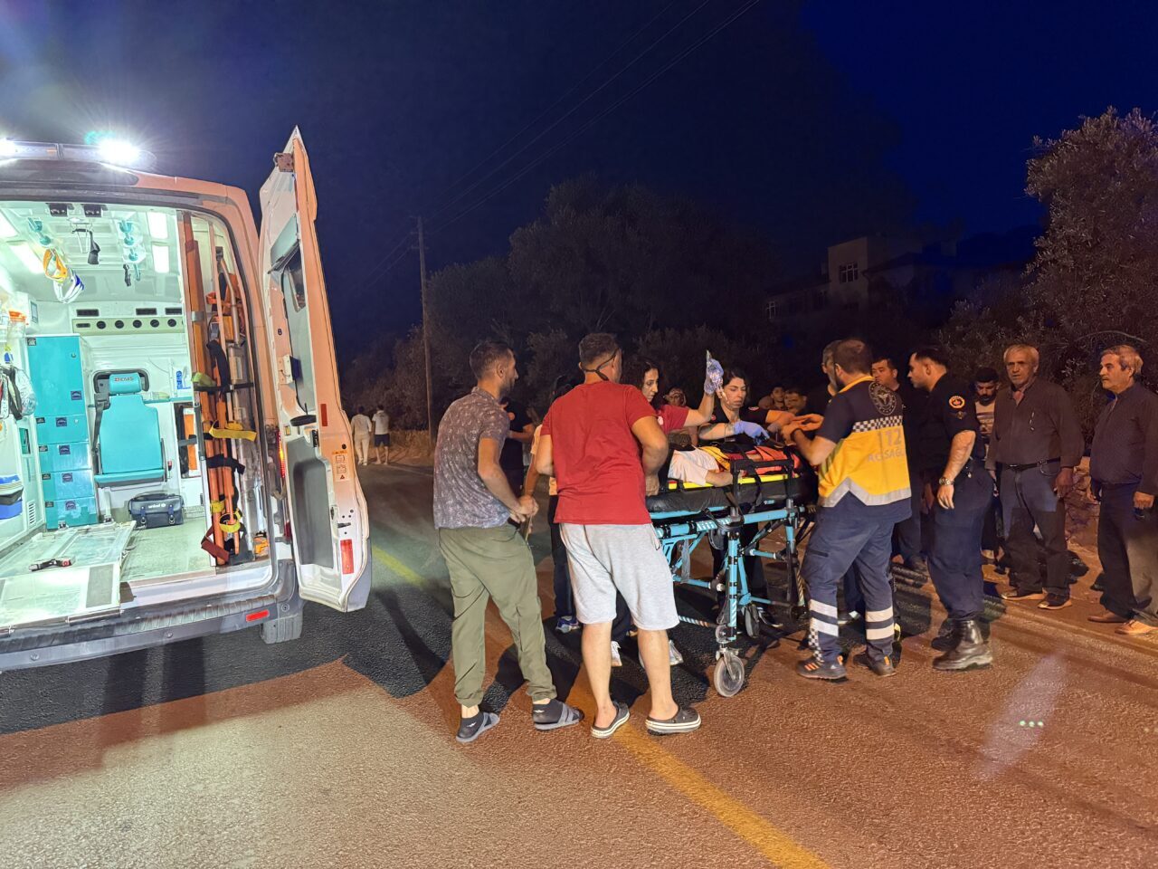 Muğla'nın Fethiye ilçesinde motosikletin çarptığı iki çocuk ile sürücüsü yaralandı.