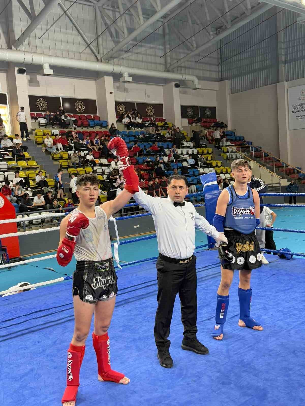 Bolu’da düzenlenen Okullar Arası Muay Thai Türkiye Şampiyonası’nda Afyonkarahisarlı sporcular