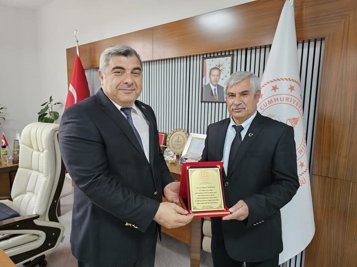 Afyonkarahisar İl Milli Eğitim Müdürü Miraç Sünnetci, emekliye ayrılan Kadaifçioğlu