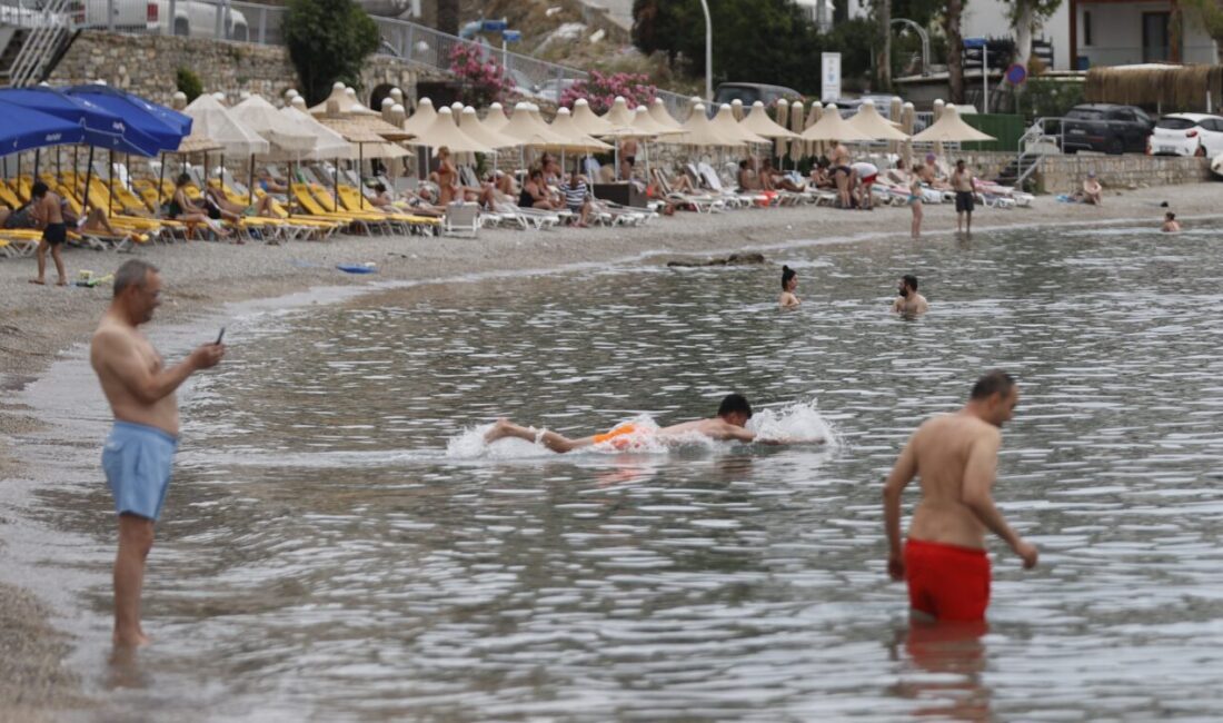Muğla’da güneşli havayı değerlendirmek isteyen kent sakinleri ve turistler, sahillerde