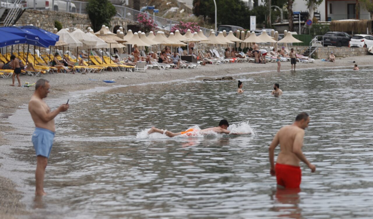 Muğla’da güneşli havayı değerlendirmek isteyen kent sakinleri ve turistler, sahillerde