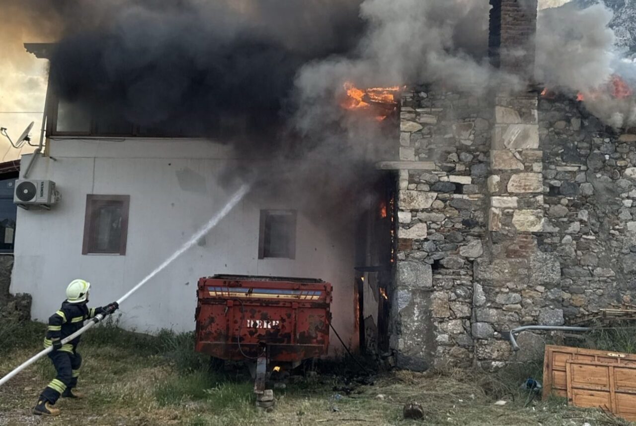 Muğla’nın Milas ilçesinde bir evde çıkan yangın itfaiye ekiplerince söndürüldü.