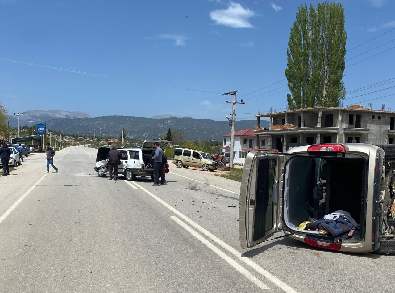 Muğla'nın Seydikemer ilçesinde iki otomobilin çarpışması sonucu 1'i çocuk 5