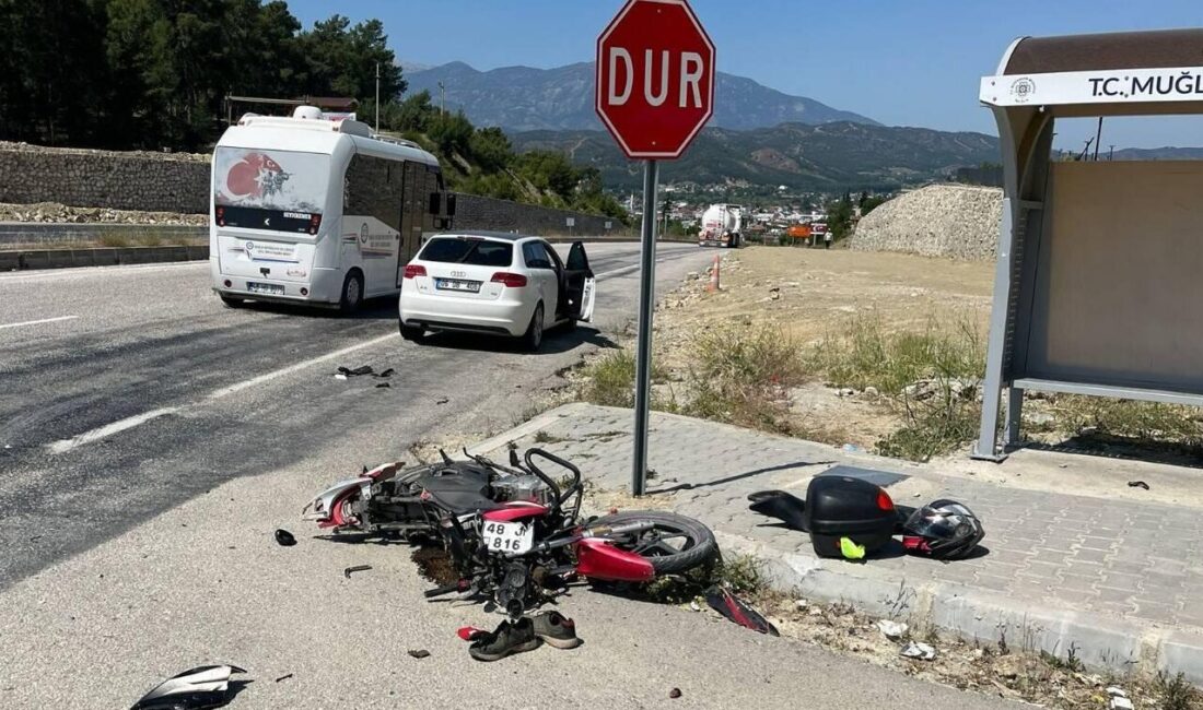 Muğla'nın Seydikemer ilçesinde otomobille çarpışan motosiklet sürücüsü yaşamını yitirdi.