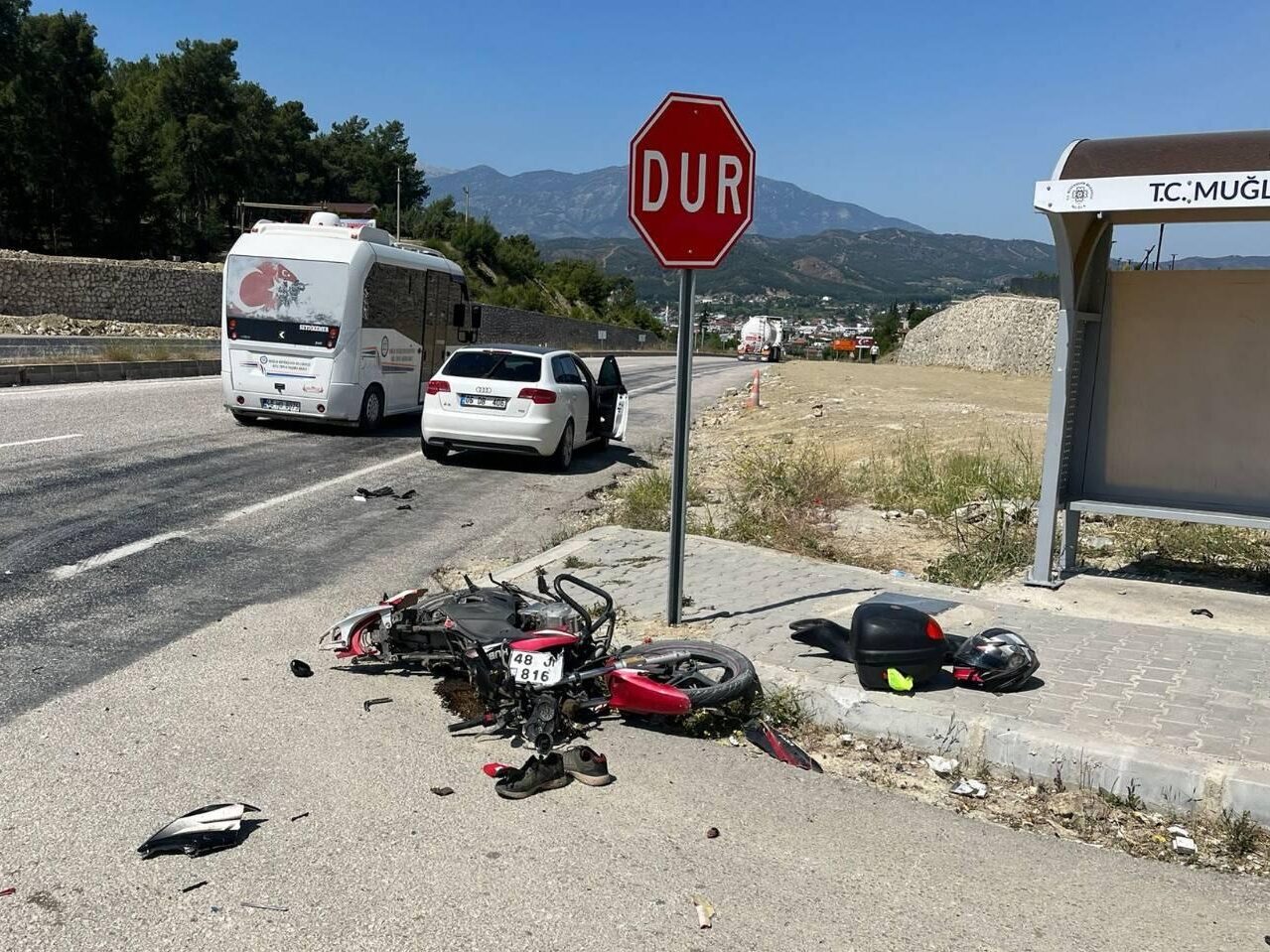 Muğla'nın Seydikemer ilçesinde otomobille çarpışan motosiklet sürücüsü yaşamını yitirdi.